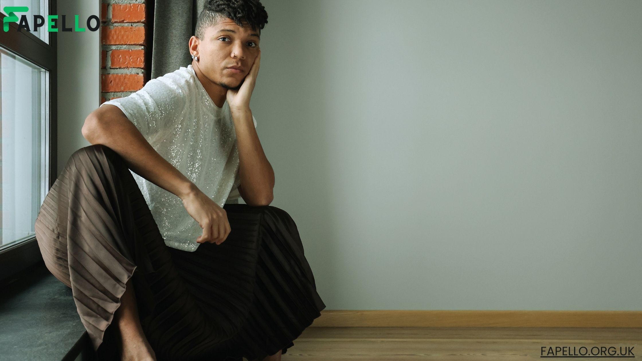 Fapello Influencer F1nn5ter Embraces Gender-Fluid Fashion to Challenge  Style Norms